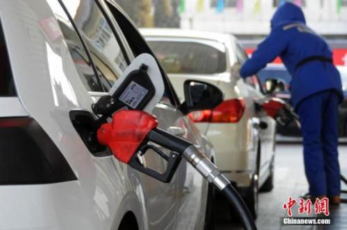 成品油价格,国际油价,原油价格,成品油价格,成品油调价,国际油价,原油价格 资料图:山西太原,加油站工作人员给汽车加油。中新社发 武俊杰 摄