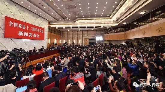 如何在不确定性中找准发展的主旋律,世界希望中国的经济转型升级更出多一份力。能够承载如此厚望,汽车业恐怕是不多的选择之一。