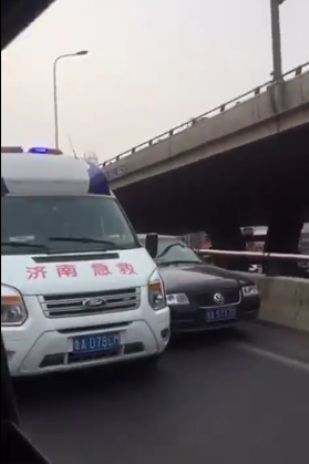 社会车辆不让行
