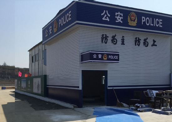 乐视超级汽车,乐视造车, 乐视,乐视生态汽车产业园,乐视德清项目,乐视超级汽车,乐视生态汽车产业园,乐视造车 在荒郊工地上配一个警务室,一般不多见。乐视生态汽车产业园项目,距离砂村村民的聚居地,还有数公里的距离,平时鲜有行人前往。