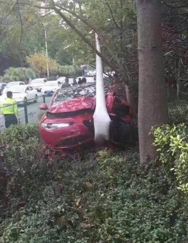 {[5DN$@P@1[(K~A 悲伤!阿尔法·罗密欧Guilia 媒体试驾成全国首撞