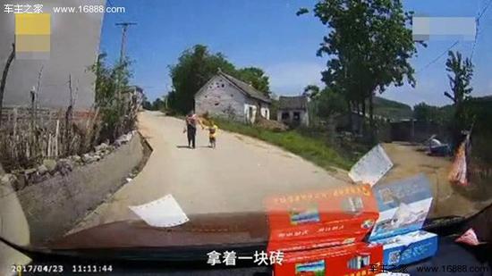 20170424042018972.jpg 图为拦车女子带着孩子拦车要钱。