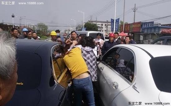 20170414082550720.jpg 河南女子持砖拦车要钱 脱衣耍赖还带着娃