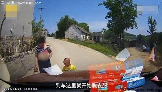 b8975a50e7711a67cb4d36.jpg 图为女子掀开上衣拦住车子。