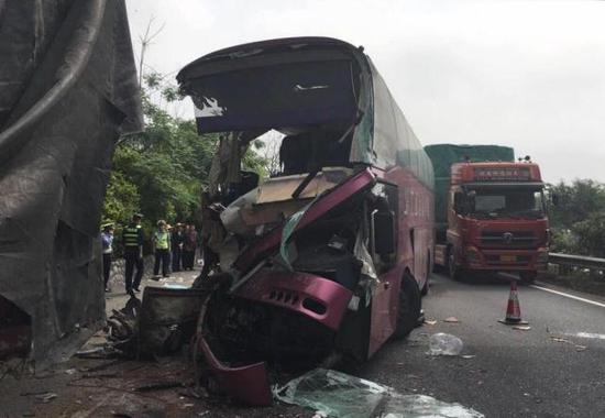广西南友高速发生一起车祸 已致2死17伤