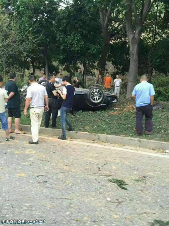 广东东莞上演速8:100多万保时捷变废铁