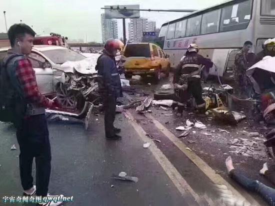 网爆成都一立交附近发生惨烈车祸 车后半截被撞碎