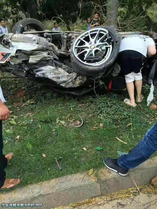 广东东莞上演速8:100多万保时捷变废铁