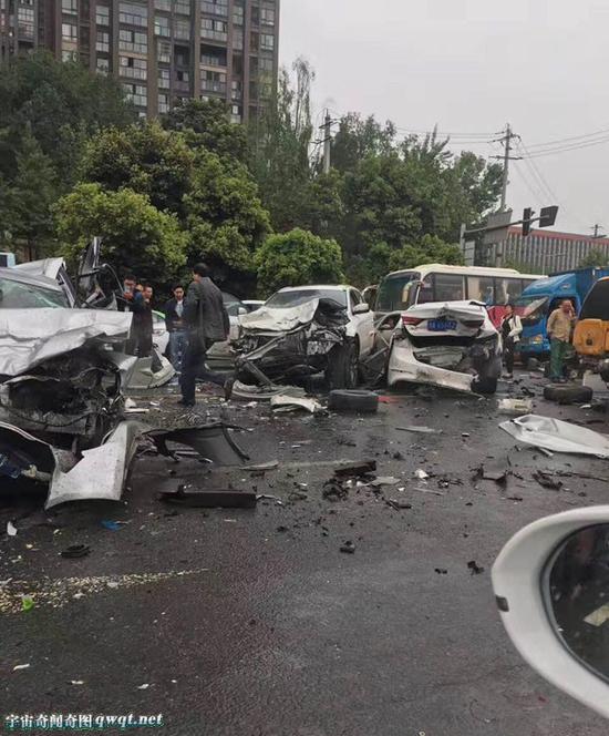 网爆成都一立交附近发生惨烈车祸 车后半截被撞碎