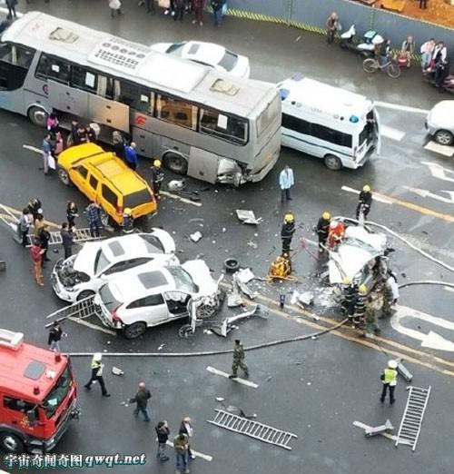 网爆成都一立交附近发生惨烈车祸 车后半截被撞碎