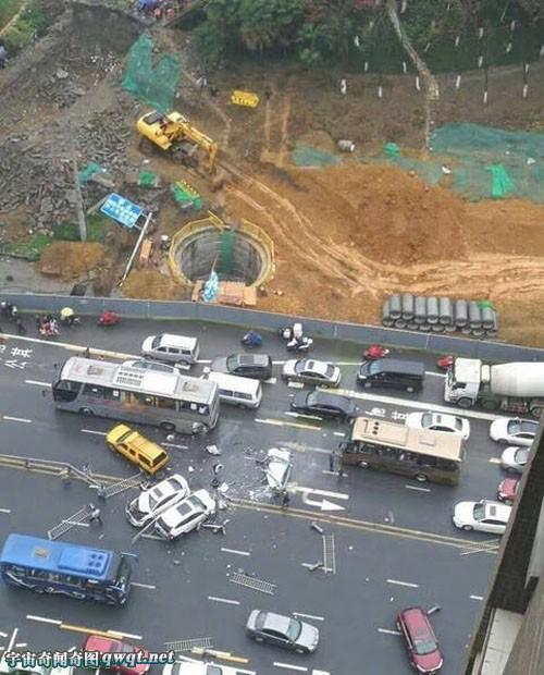 网爆成都一立交附近发生惨烈车祸 车后半截被撞碎