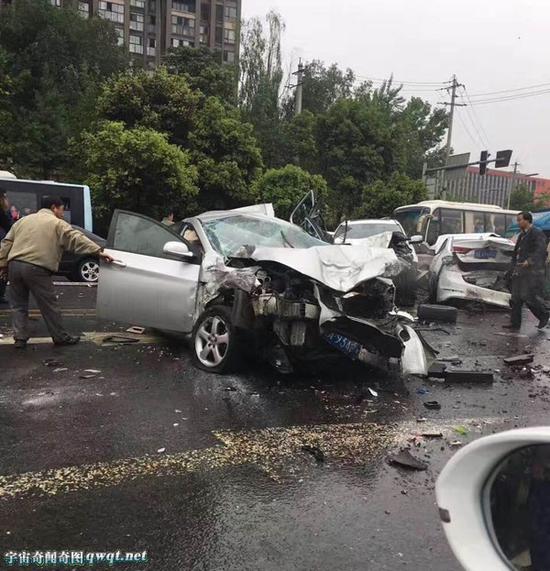现场至少六辆车有不同程度破损,其中一辆破损严重。