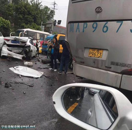 网爆成都一立交附近发生惨烈车祸 车后半截被撞碎
