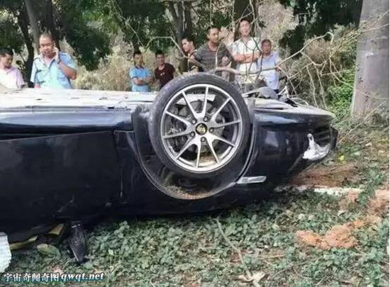 广东东莞上演速8:100多万保时捷变废铁