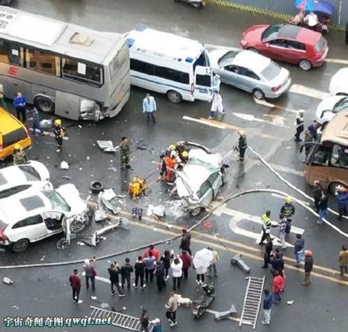 网爆成都一立交附近发生惨烈车祸 车后半截被撞碎
