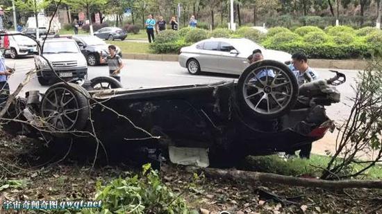 广东东莞上演速8:100多万保时捷变废铁