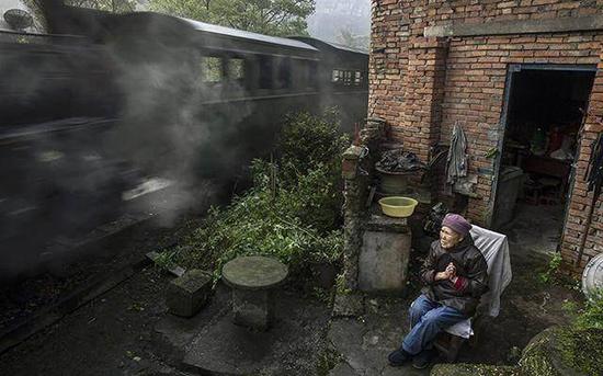 旅客来到这里,享受着这样的生活。