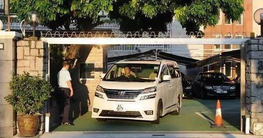 从座驾上来看,刘德华的座驾比郭富城要低调的多,你们怎么看?