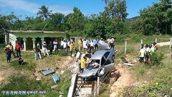 牙买加半裸男女边开车边车震 却酿车祸致死亡