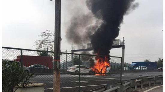 特斯拉撞车:车主称车门打不开索500万