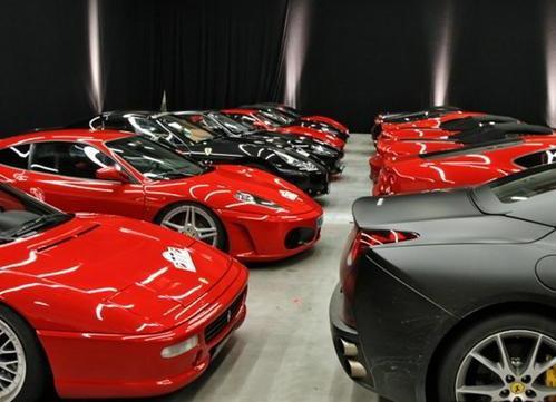 苏丹偏爱英国车,车库里还停了300多辆宾利和将近200辆捷豹和50辆路虎。