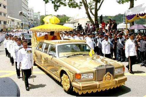 他拥有的劳斯莱斯可以绕地球四个圈