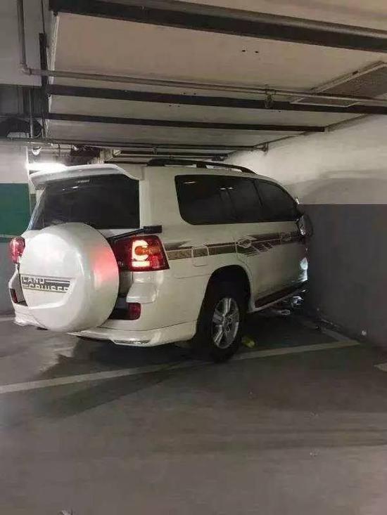 鲤鱼说:就说你怕不怕吧!坐屋里都能被车撞!真是...人在室内坐,祸从墙面来,是祸躲不过啊!