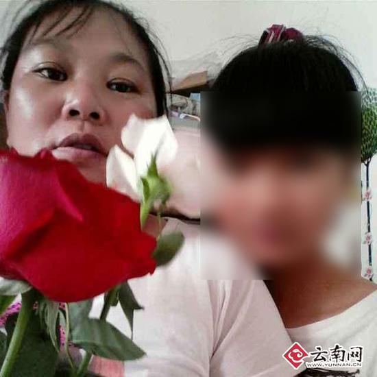 苟女士与女儿在一起