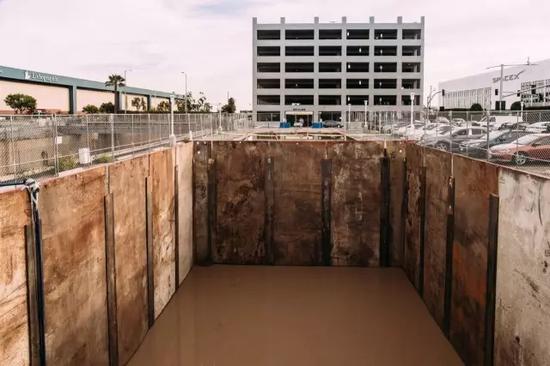 不过,这样天马行空的计划自然遭到了很多质疑,对此,马斯克也一一回击。