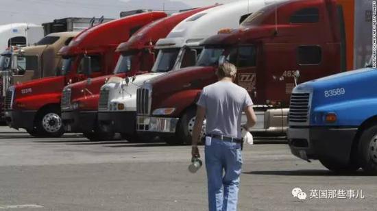 人贩子逼迫女孩车震卖淫 卡车司机军团挺身而出