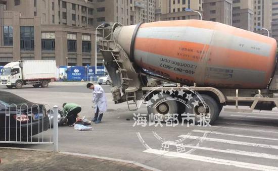 水泥罐车右拐撞电动车,女骑手殒命