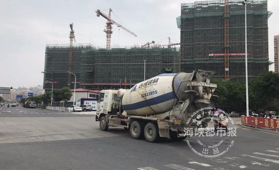 附近工地多水泥罐车不时行驶而过