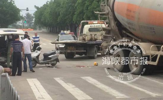水泥罐车右拐撞电动车,女骑手殒命