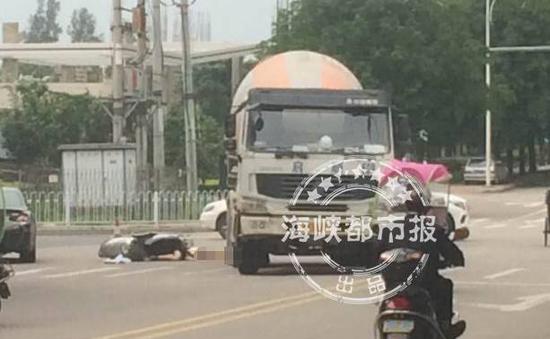 海都记者在现场注意到,该十字路口没有安装红绿灯,机动车车速快,有的车甚至还逆行。