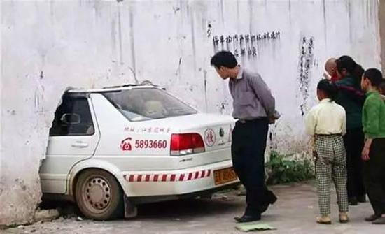 其次,要学会油门的控制,不要有事没事就去轰油门,特别像上马路牙子的时候,特别容易因为油门过大而出事故。