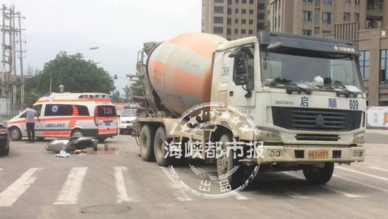 水泥罐车右拐撞电动车,女骑手殒命