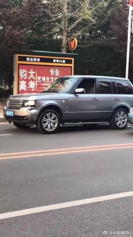 大连发生重大车祸 路虎学校门前撞飞多名学生