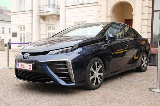 TOYOTA MIRAI-即日文“未来 ” 可见日本人对于燃料电池汽车的期望  