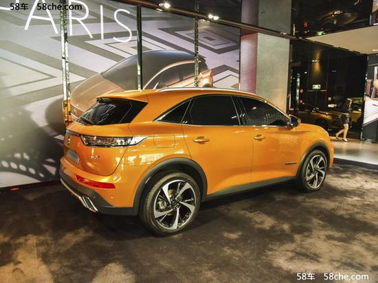 法国总统马克龙最新座驾 DS7敞篷版登场