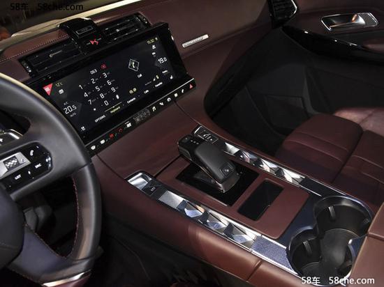 法国总统马克龙最新座驾 DS7敞篷版登场