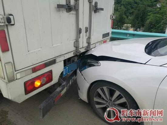4.jpg 女司机驾车酿事故 原来竟是高跟鞋惹的祸