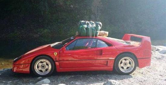这应该是第一辆到达西藏的法拉利——2003年,型号为法拉利F12。