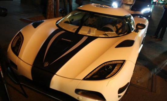 酒吧街路边停了辆让法拉利抬不起头的超跑