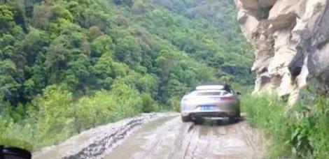 开超跑进藏年年都有,图为敞篷保时捷911正行驶在低海拔山路上。