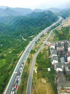 端午小长假首日,都汶高速堵车场景。(都汶高速交警供图)