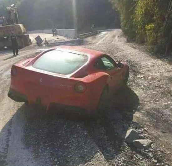 法拉利被卡在了石子路上,看样子没有拖车是没办法动的了了。