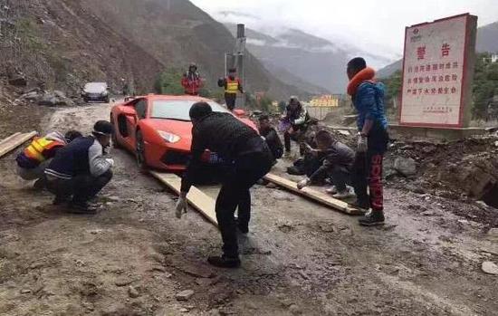 图为到了海拔3000米以上,路况变得非常差,兰博基尼把空气悬挂调到最高依然不太顶用。