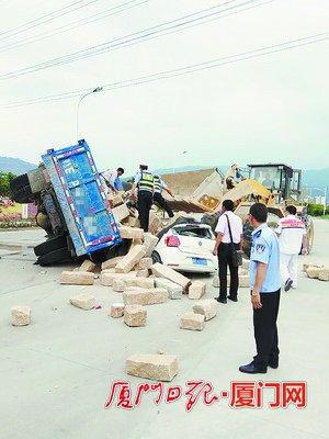 灌口交警跳上货车救援,徒手搬运石块。