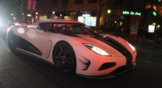 酒吧街路边停了辆让法拉利抬不起头的超跑