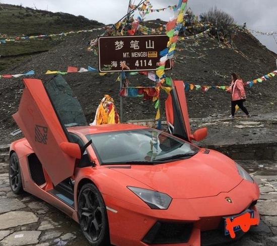 图为海拔四千多米的梦笔山上合影,看辆兰博基尼除了脏点开起来很完整。